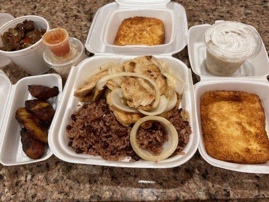 Gallo Pinto, Pechuga de pollo con cebollas, maduros, ensalada, queso frito, fajitas más tres leches postre