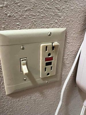 Outlet broken  and singed.  Shorted