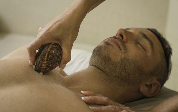 Warm sea shell massage