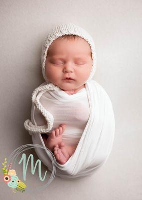 Newborn womb pose at Mobie Photo in Utah County, Utah