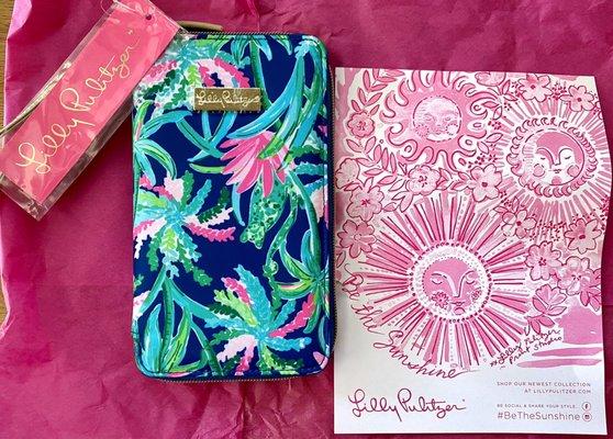 It's a big WINNER!(*‿*)Found that wristlet that fits my phone and at the same time COLORFUL. #TikiPalm. #LillyPulitzer #iPhone12