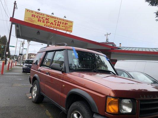 '00 Land Rover Discovery 2 with upgraded heated windshield.