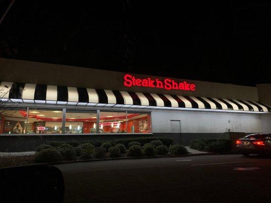 Outside of Steak and Shake