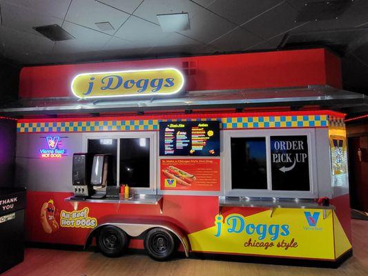 Vienna Beef hot dogs to amazing Burgers and Pizza. Jdoggs is a place for everyone. Don't forget your golf clubs with two golfing simulators.