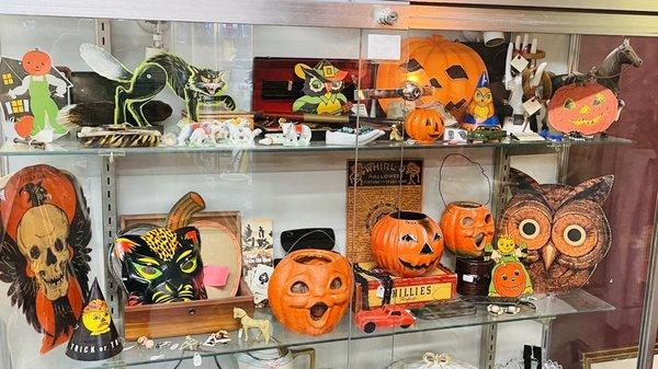 I loved the retro Halloween decor