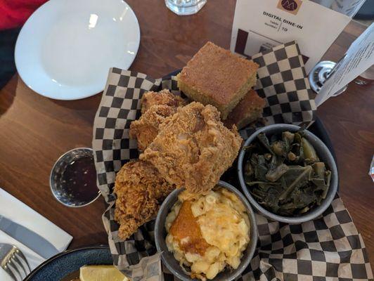 Fried chicken plate, 4 pc with 2 small sides