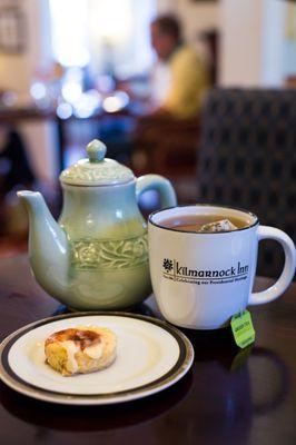 Hot tea and an amazing homemade scone, a perfect match!