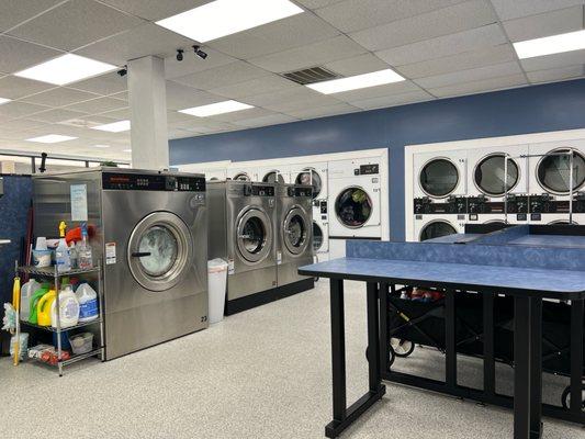 Cleanest laundry facility I've been to. Machines use Credit cards.