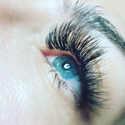 Stunning hybrid lashes