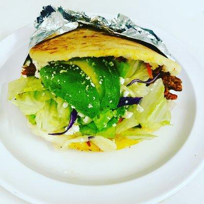 Arepa rellena de cárne