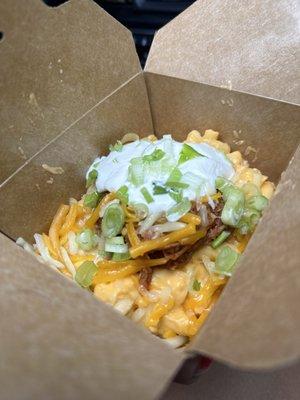 Pulled pork Mac and cheese with sour cream and green onion