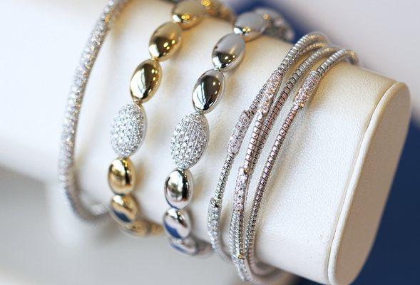 Gold and diamond easy-to-wear bracelets