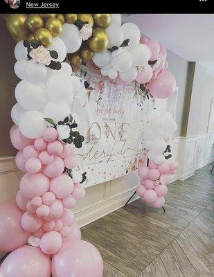 Balloon garland done by: @events.by.krystalandco Had the opportunity to set up a beautiful backdrop for a 1st birthday celebration.