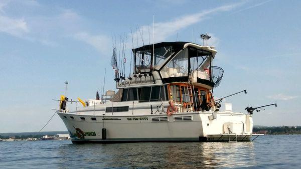 38 Foot Bayliner 13.5 foot beam Bathroom  Room to relax and enjoy the day Fishing