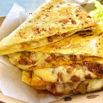 Quesadillas de fajita y pastor y pollo y camarron