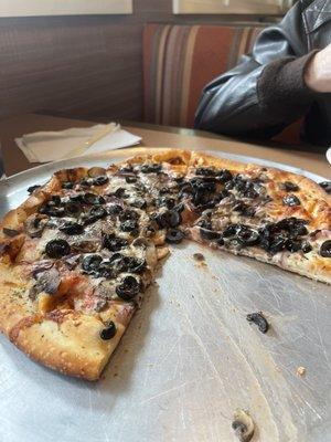 Black olives, red onions and mushrooms on gourmet crust