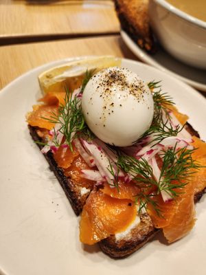 EGG & SMOKED SALMON TOAST  crème fraiche & dill