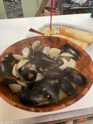 Mussels and clams with hot bread