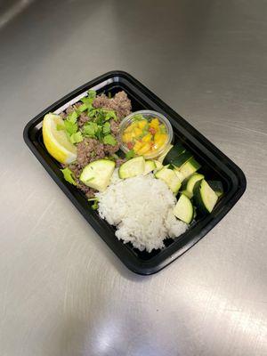 93/7 lean ground beef topped with cilantro, jasmine rice, zucchini, mango salsa, lemon