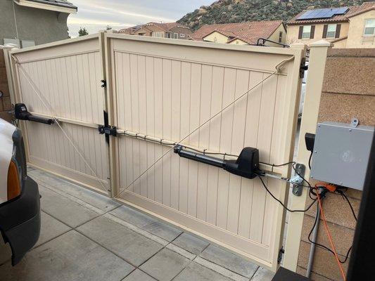 Automatic gate double swing with photo eye.