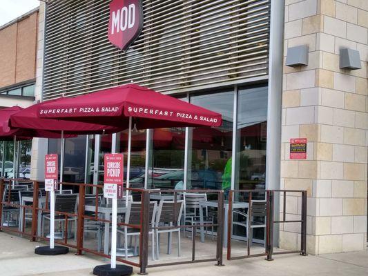 MOD PIZZA outdoor seating.