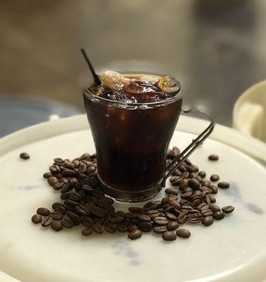 Ethiopian chelelektu cold brew ! So good. While you can't sit down here, you can order your favorite coffee beverage as you order beans.