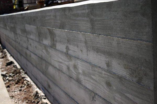 Concrete retaining wall