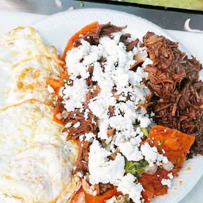 Birriaquiles (chilaquiles con birria a lado y huevo estrellado)