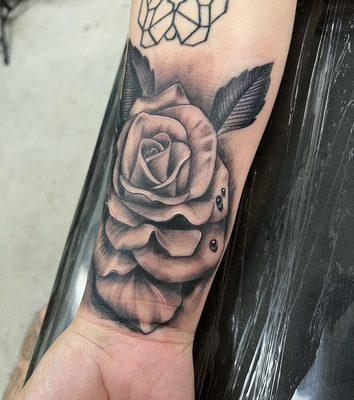 Black and grey rose, by Mikey