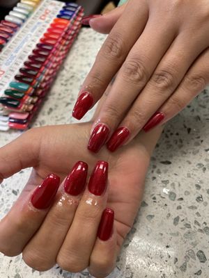 Red nails never go wrong