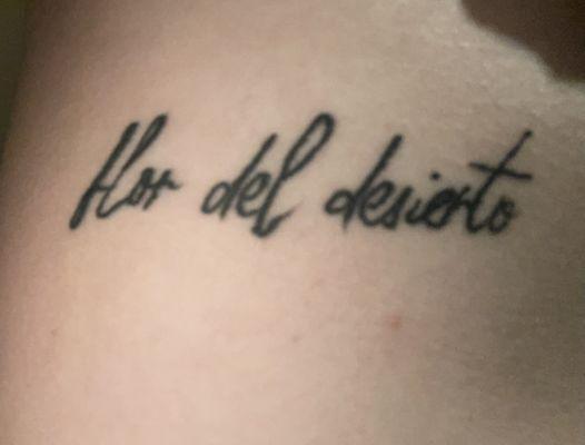 It's supposed to read "flor del desierto"