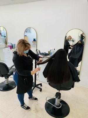 Jeny cutting the U shaped hair cut