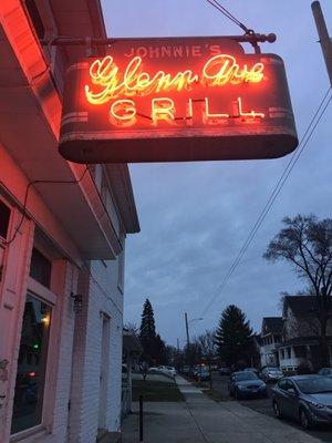 Neighborhood bar that welcomes you right in!