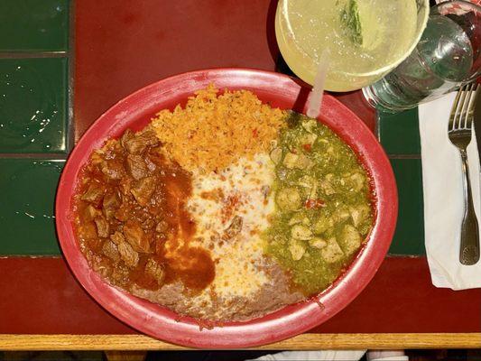 Tres Mexicanos: chile verde, chile Colorado, chile relleno