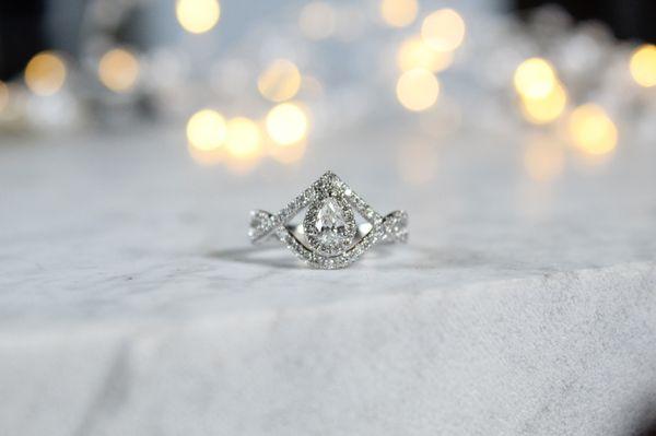 Find unique diamond engagement rings