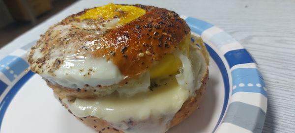 Baked egg breakfast bagle