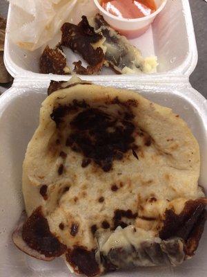 La segunda vez que las pupusas que ordene pa llevar estan quemadas!