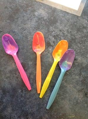 Color changing spoons