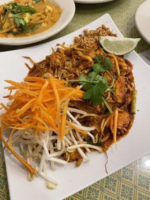 Chicken pad thai