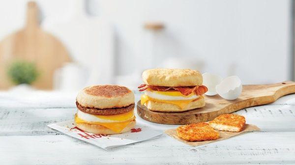 Sandwhiches with fresh cracked eggs.