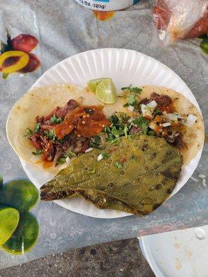 Tacos de Barbacoa con un nopal y salsa de molcajete