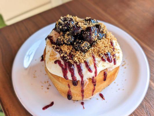 Blueberry Crumble Cinnamon Roll | Instagram: @telephonesmoothie