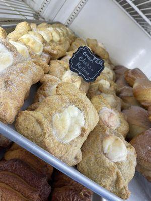 Tenemos variedad de pan dulce todos los días ( we have a variety of delicious Mexican sweet bread every day... freshly made)