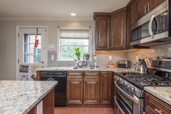 Kitchen remodeling. Traditional style kitchen. Subway tile backsplash. Granite countertops. Cabinet installation. Philadelphia, PA.