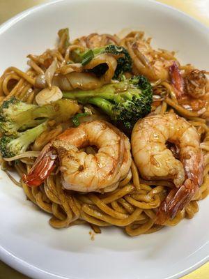 Shrimp Lomein
Soft noodles