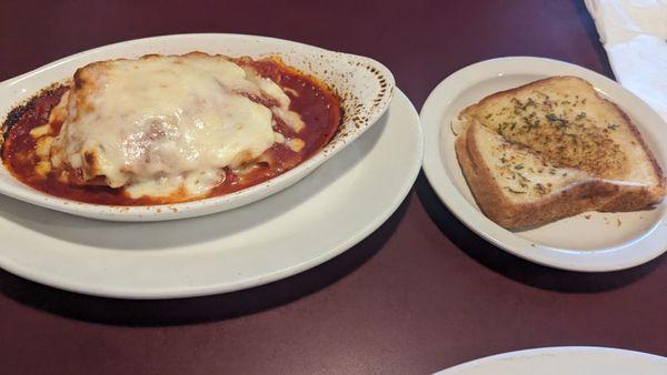 Lasagna & garlic bread