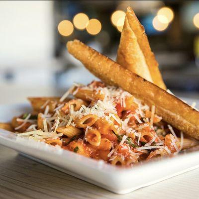 Pomorodo Pasta & Garlic Bread.