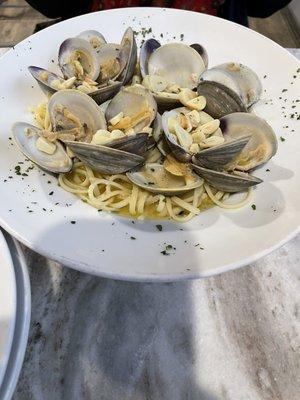 Little neck clams with spaghetti.