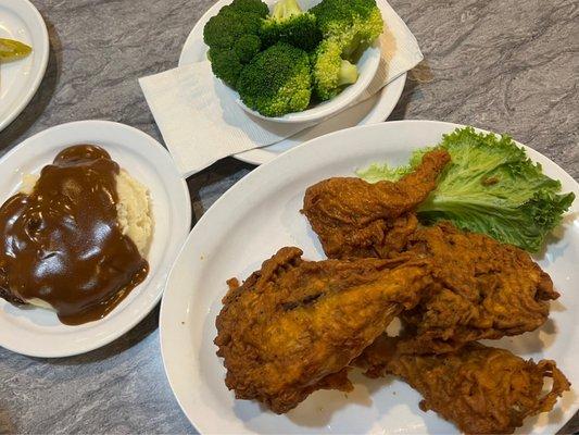 Fried Chicken (w/ Mashed Potatoes, Gravy & Steamed Broccoli)