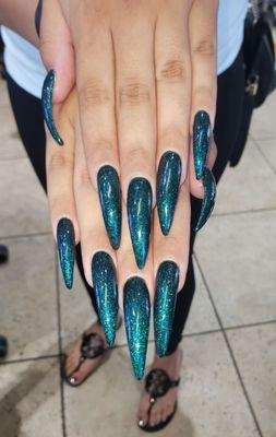 Who can do the long nails